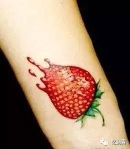 网红纹身女吃瓜,揭秘娱乐圈幕后真相